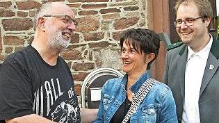 Der &bdquo;Gl&uuml;ckspilz&ldquo; des Jubil&auml;ums, der allerdings auch treffen kann, war Klaus Wagner (links), dem Tanja Krumm und Benedikt M&uuml;ller seine Preise &uuml;bergaben.