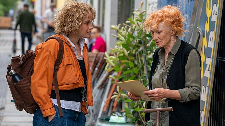 Junganwältin Lisa (Luise von Finckh, links) setzt sich für die 70-jährige Erika Hagenbruch (Cornelia Heyse) ein. Die Witwe des alten Kiez-Blumenhändlers hat Kreditschulden - an denen ein windiger Bankberater nicht ganz unschuldig ist ...