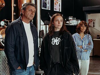 Lexi Helmig (Mascha Schrader) gibt in der neuen "Bergdoktor"-Folge Dr. Martin Gruber (Hans Sigl) und Isabelle Meyer (Lale Yavaş), der Freundin ihres Vaters, einige R&auml;tsel auf.