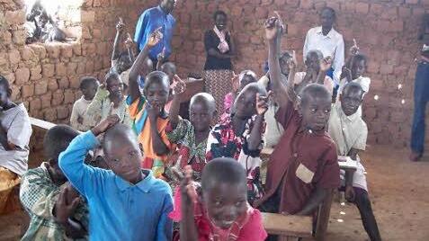 Diese Kinder werden bald das neue Schulhaus beziehen. Hier sitzen sie noch in ihren alten Räumen.