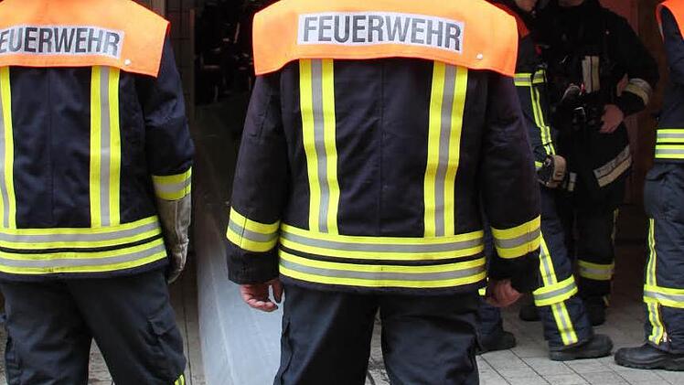 Ein Mann hat immer den Fuß auf der Lutte, damit sie nicht durch die Gegend fliegt.