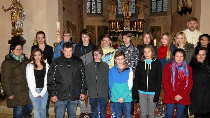 Pfarrweisach — Am Vorabend zum Weißen Sonntag feierte in Pfarrweisach Pfarrer Pater Richard Brütting (hinten) mit ehemalige Kommunionkinder in einem Gottesdienst Jubiläum. Während die Älteren zum 25., 40. und 50. Jubiläum spärlich kamen, war die Jugend in großer Zahl vertreten, bereiten sie sich doch gerade auf ihre Firmung vor. Brütting ermunterte alle, "die Freundschaft mit Jesus Christus zu erneuern."   Foto: Klemens Albert