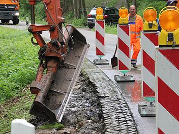 Mitarbeiter des Kreisbauhofes rückten nach dem Unwetter aus, um die Schäden an den Kreisstraßen zu beheben. Hier: ein unterspültes Bankett an der Has 20 in Richtung Dörflis. Foto: Andreas Lösch: