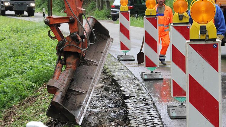 Mitarbeiter des Kreisbauhofes rückten nach dem Unwetter aus, um die Schäden an den Kreisstraßen zu beheben. Hier: ein unterspültes Bankett an der Has 20 in Richtung Dörflis. Foto: Andreas Lösch: