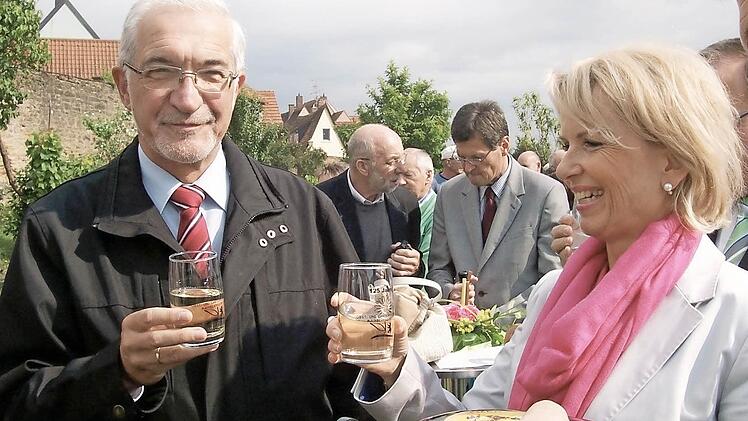 Dr. Paul Beinhofer stößt mit Landrätin Tamara Bischof an, standesgemäß mit Bernemer Silvaner.  Fotos: Marina Zimmermann