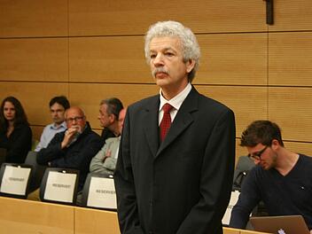 Karl Heinz Laudenbach am Montag vor Gericht in Würzburg. Der erste Verhandlungstag war nach 45 Minuten zuende. Foto: Edgar Bartl