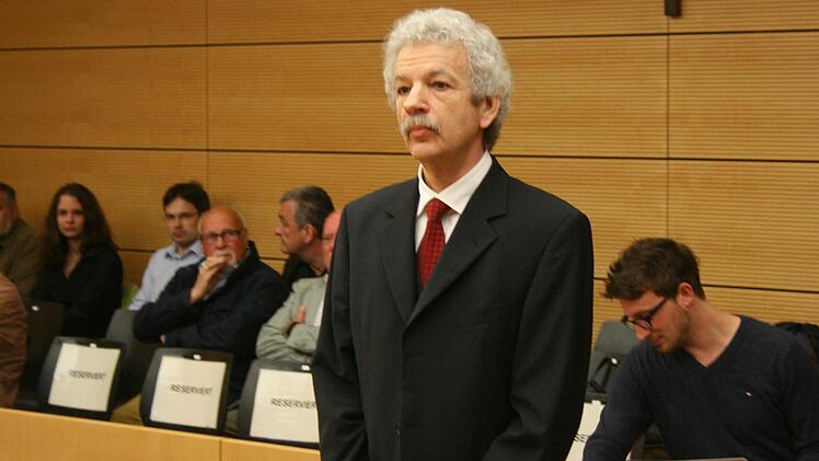 Karl Heinz Laudenbach am Montag vor Gericht in Würzburg. Der erste Verhandlungstag war nach 45 Minuten zuende. Foto: Edgar Bartl