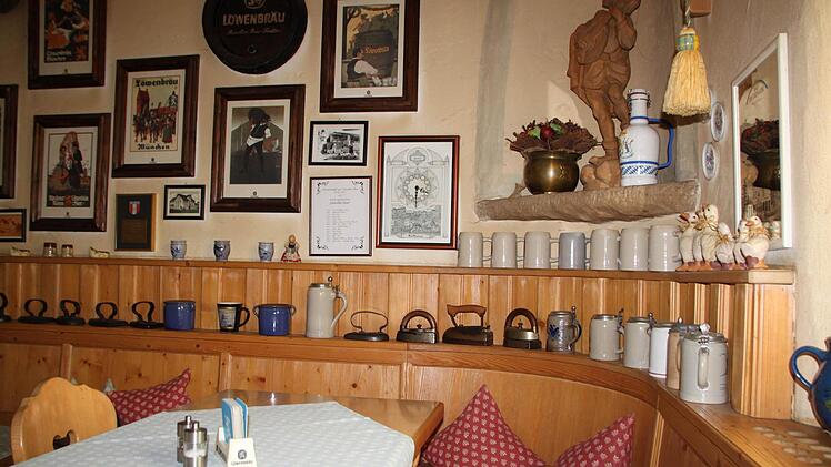 Impressionen aus dem Deutschen Haus in Bad Brückenau: alte Bügeleisen und Bierkrüge. Foto: Ulrike Müller