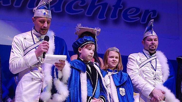 Mitten drin im Geschehen waren das Kinder-Prinzenpaar, Leon I. und Anna-Sophie I., sowie auch ihre Tollitäten Gerald I. und Dirk II.  Foto: Heike Schülein