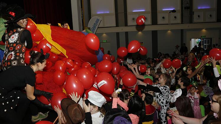 Erst regnet es Luftballons... Foto: Matthias Hoch