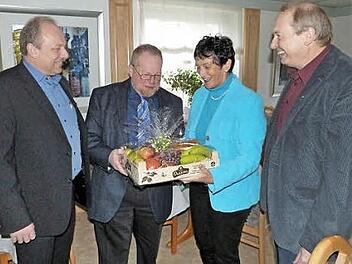 Gastredner beim Ehrenamtsempfang der SPD-Landtagsfraktion in Willmersreuth war MdL Klaus Adelt. Ihm überreichte Landtagsvizepräsidentin Inge Aures ein Gastgeschenk. Mit im Bild der Mainleuser Bürgermeisterkandidat Jürgen Karg (links) und SPD-Ortsvereinsvorsitzender Klaus Marx. Foto: Werner Reißaus