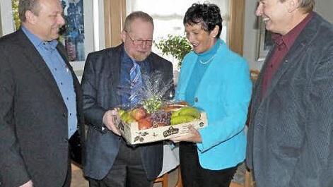 Gastredner beim Ehrenamtsempfang der SPD-Landtagsfraktion in Willmersreuth war MdL Klaus Adelt. Ihm überreichte Landtagsvizepräsidentin Inge Aures ein Gastgeschenk. Mit im Bild der Mainleuser Bürgermeisterkandidat Jürgen Karg (links) und SPD-Ortsvereinsvorsitzender Klaus Marx. Foto: Werner Reißaus
