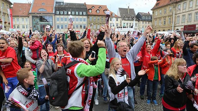 Fans der Brose Baskets am Maxplatz vorr einem Jahr Foto: Barbara Herbst/Archiv