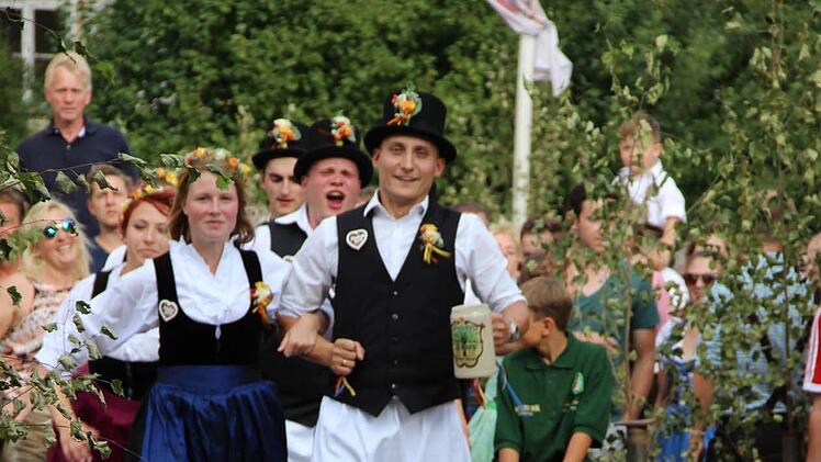 Mit lauten Juchzern und immer einem kühlen Bier im Krug stürmen die Platzpaare den Festplatz. Foto: Katharina Müller-Sanke