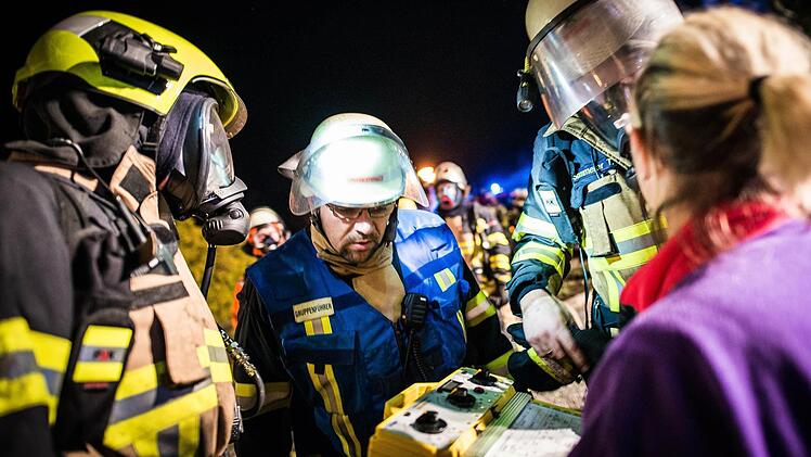 Beim Innenangriff setzte die Feuerwehr Schweren Atemschutz ein. Foto: Alexander Muck