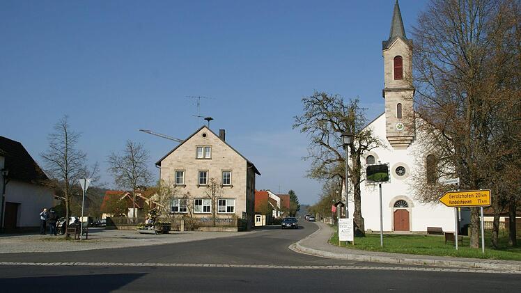 Die Kreisstraße führt kerzengerade erst auf Fabrikschleichach zu und dann bis in die Ortsmitte hinein, was viele Verkehrsteilnehmer davon abhält, am Ortsschild (aus Richtung Hundelshausen kommend) zu bremsen.  Fotos: Sabine Weinbeer