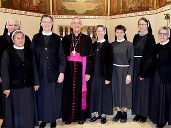 Glückwünsche für die Mitglieder der Ordensleitung (von links): Die Schwestern Claudia Hink, Beatriz Vásquez Mayta, Regina Pröls, Erzbischof  Ludwig Schick, Martina Selmaier, Franziska Dieterle, Katharina Horn und  Dorothea Köhler.Andreas Welz