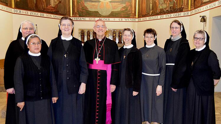 Glückwünsche für die Mitglieder der Ordensleitung (von links): Die Schwestern Claudia Hink, Beatriz Vásquez Mayta, Regina Pröls, Erzbischof  Ludwig Schick, Martina Selmaier, Franziska Dieterle, Katharina Horn und  Dorothea Köhler.Andreas Welz