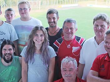 Nach dem Jubiläumsturnier präsentierten sich die Gastgeber mit der siegreichen Mannschaft des TTC Kaltenbrunn auf dem Balkon des Sportheims. Foto: Bettina Knauth
