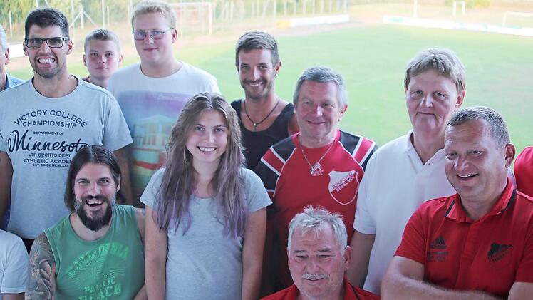 Nach dem Jubiläumsturnier präsentierten sich die Gastgeber mit der siegreichen Mannschaft des TTC Kaltenbrunn auf dem Balkon des Sportheims. Foto: Bettina Knauth