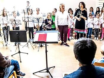 Silke Articus von den "Seebachspatzen" und Sandra Ebersberger von der Jugendkapelle freuten sich über ein volles Haus. Foto: Richard Sänger
