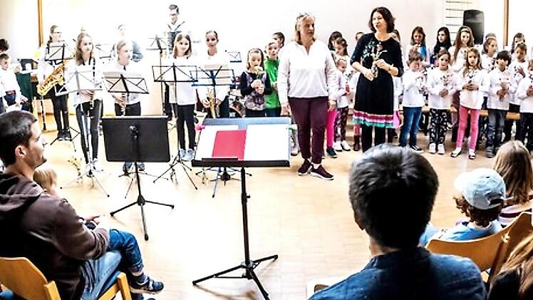 Silke Articus von den "Seebachspatzen" und Sandra Ebersberger von der Jugendkapelle freuten sich über ein volles Haus. Foto: Richard Sänger