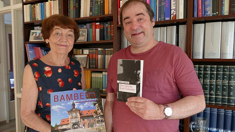 Renate Steinhorst und Martin Meyer gehören seit vielen Jahren zu den Textwebern und haben auch eigene Publikationen verfasst. Foto: Marion Krüger-Hundrup