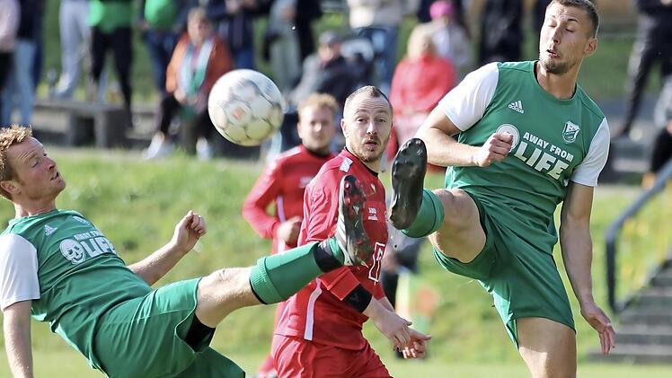 Der Untererthaler Sebastian Heinlein (rechts) klärt in höchster Bedrängnis, unterstützt von Teamkollege Stefan Thoma. Oberthulbas Stürmer Sebastian Weidner sieht staunend zu.  Foto: Sebastian Schmitt