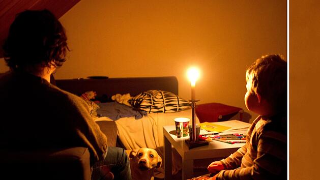 Armut im eigenen Zuhause: Einer Familie ist das Geld ausgegangen, der Strom ist abgestellt. Symbolbild: Julian Stratenschulte, dpa