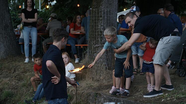 Mancher sammelte abgesichert erste Feuer-Erfahrung. Foto: Steffen Standke