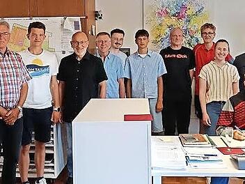 Dietmar Pongratz, Gerd Radue, Nils Reuschel, Matthias Hoderlein, Jürgen Schramm, Jannik Schulz, Simon Reuschel, Ralf Müller, Bastian Becker, Luisa Schönfeld, Sebastian Kaske, Finn Hopfenmüller und Bürgermeister Robert Bosch (von links). Beim Eintr...