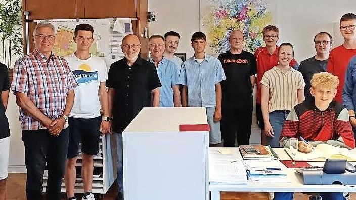 Dietmar Pongratz, Gerd Radue, Nils Reuschel, Matthias Hoderlein, Jürgen Schramm, Jannik Schulz, Simon Reuschel, Ralf Müller, Bastian Becker, Luisa Schönfeld, Sebastian Kaske, Finn Hopfenmüller und Bürgermeister Robert Bosch (von links). Beim Eintr...