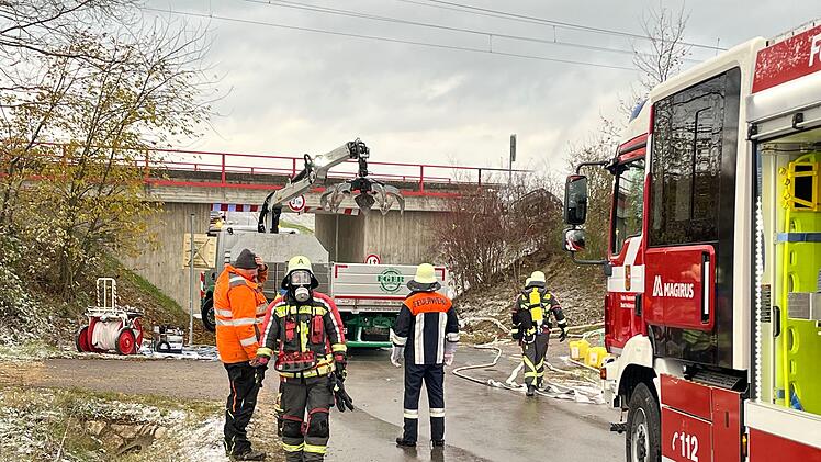 Auto rast gegen Brücke: Person stirbt bei schwerem Verkehrsunfall