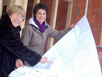 Hellauf begeistert sind die Rektorin der Grundschule Marie-Luise Albrecht Müller (links) und die Leiterin des AWO Kindertagesstätte Mönchröden Tanja Munzert über die Pläne des Neubaus, der beide Einrichtungen verbindet.