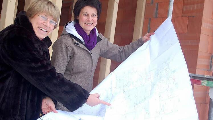 Hellauf begeistert sind die Rektorin der Grundschule Marie-Luise Albrecht Müller (links) und die Leiterin des AWO Kindertagesstätte Mönchröden Tanja Munzert über die Pläne des Neubaus, der beide Einrichtungen verbindet.