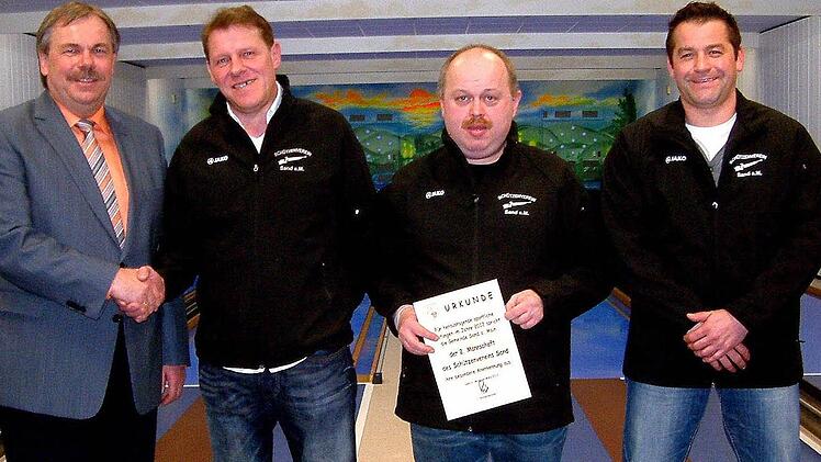 Ohne Punktverlust holte sich die Zweite Herrenmannschaft des Schützenvereins die Meisterschaft in ihrer Schützenklasse. Bürgermeister Bernhard Ruß (links) gratulierte dazu (weiter von links) Wolfgang Krines, Stefan Flachsenberger und Christian Mahr. Foto: ab