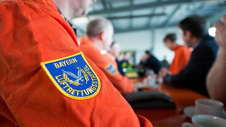 Ein Mitglied der Luftrettungsstaffel während der Besprechung. Foto: Tobias Köpplinger