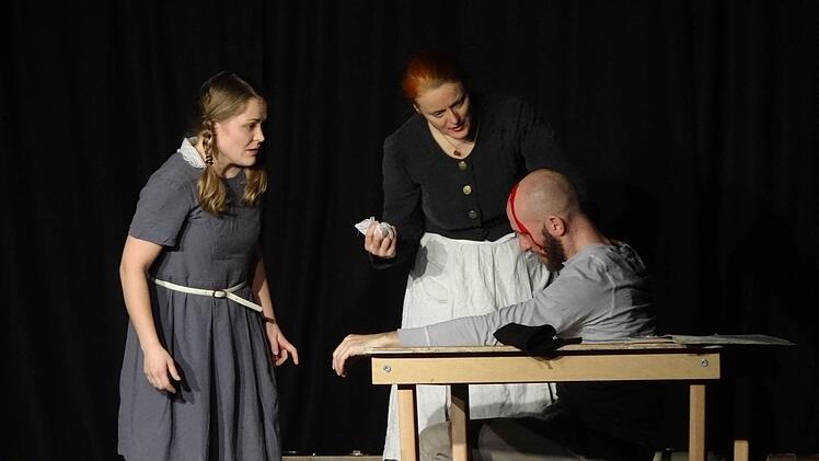 Annis Vater wird bei einer Versammlung verwundet. Angeblich war es der Vater von ihrem Schulfreund Hansi. Ab da an, will sie ihren Freund nie mehr wieder sehen.  Foto: Johanna Eckert