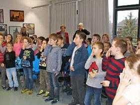 Innerhalb kürzester Zeit hatte Storyteller Jim Wingate die Haßfurter Grundschüler in seinen Bann gezogen und ruck-zuck sangen sie Lieder mit ihm.  Foto: Sabine Weinbeer