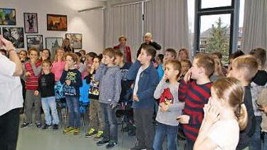 Innerhalb kürzester Zeit hatte Storyteller Jim Wingate die Haßfurter Grundschüler in seinen Bann gezogen und ruck-zuck sangen sie Lieder mit ihm.  Foto: Sabine Weinbeer