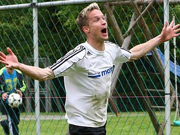 Kasendorfs Spielertrainer Markus Taschner kann sich freuen: Seine Mannschaft hat den Klassenerhalt in der Landesliga Nordost so gut wie geschafft. Foto: Monika Limmer