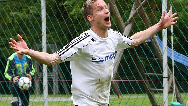 Kasendorfs Spielertrainer Markus Taschner kann sich freuen: Seine Mannschaft hat den Klassenerhalt in der Landesliga Nordost so gut wie geschafft. Foto: Monika Limmer