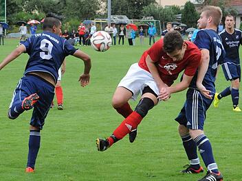 Alles eine Frage der Balance - TSV Arnshausen (blaue Trikots) gegen die TSVgg Hausen. Endstand: 1:4. Foto: Hopf