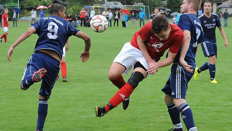 Alles eine Frage der Balance - TSV Arnshausen (blaue Trikots) gegen die TSVgg Hausen. Endstand: 1:4. Foto: Hopf