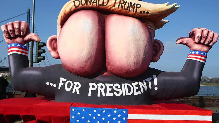 Donald Trump als A.... mit Ohren als Teil des Düsseldorfer Gaudiwurms. Foto: epd