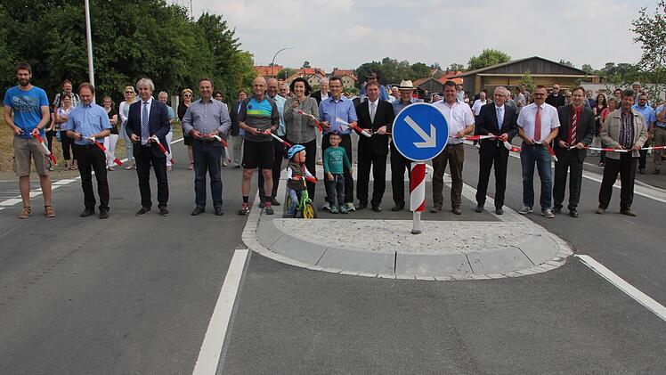 Am Ortseingang von Ermershausen, wo der Radweg die Staatsstraße quert, durchschnitten die Vertreter des Landkreises, der Kommunen, Behörden und der beteiligten Firmen das Band und gaben die Trasse damit offiziell frei.