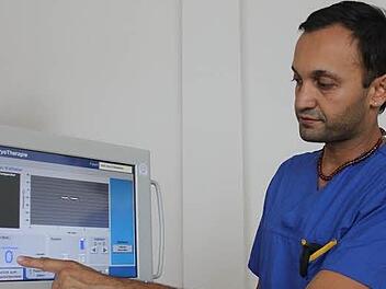Dr. Achim Singh schwört bei bestimmten Herzrhythmusstörungen auf die Behandlung mit Eiseskälte. Mithilfe der Kyrokonsole hat er alles im Blick. Foto: Veronika Schadeck