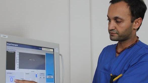 Dr. Achim Singh schwört bei bestimmten Herzrhythmusstörungen auf die Behandlung mit Eiseskälte. Mithilfe der Kyrokonsole hat er alles im Blick. Foto: Veronika Schadeck