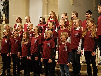 Eine tolle Premiere feierte die 5c und damit die Chorklasse des FWG unter der Leitung von Christiane Stömer-Rauh.  Foto: Matthias Schneider
