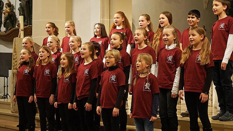 Eine tolle Premiere feierte die 5c und damit die Chorklasse des FWG unter der Leitung von Christiane Stömer-Rauh.  Foto: Matthias Schneider